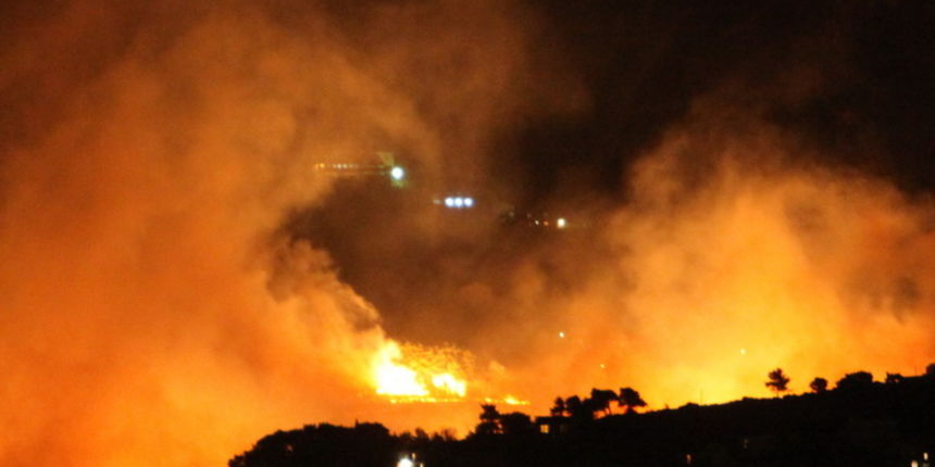 Solin, Rupotina Nincevici, 110312. 
Veceras pod olujnom burom buknio je veliki sumski pozar koji je hara nedaleko od kuca.
Foto: Zvonimir Barisin / CROPIX