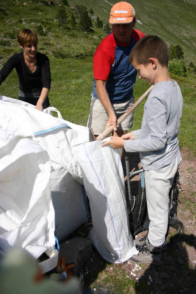 Obnova skloništa na Vlaškom gradu, foto: PD Paklenica Obnova skloništa na Vlaškom gradu, foto: PD Paklenica