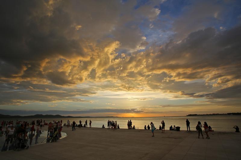Zadrani i njihovi gosti jučer su mogli svjedociti nevjerojatnom zalasku sunca,
Photo: Filip Brala/PIXSELL Zadrani i njihovi gosti jučer su mogli svjedociti nevjerojatnom zalasku sunca,
Photo: Filip Brala/PIXSELL