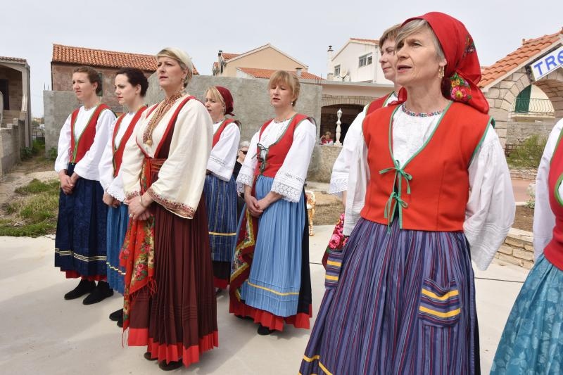 U betinskom brodogradilištu Ante Fržopa svečano je porinut novoizgrađeni tradicionalni murterski brod – leut pod imenom Orlić. Foto: Hrvoje JelavićIPIXSELL