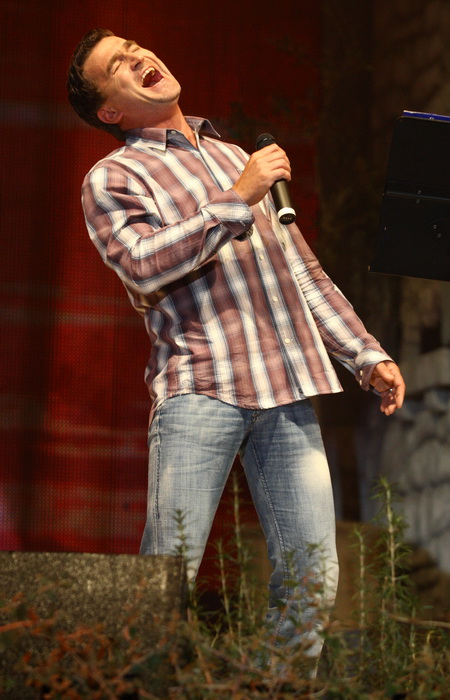 Zadar, 121110.
Dvorana Kresimira Cosica.Festival zabavne glazbe Zadar 2010. Prva vecer.
Na fotografiji : nastup Ico Sikiric.
Foto : Vladimir Ivanov / Cropix Zadar, 121110.
Dvorana Kresimira Cosica.Festival zabavne glazbe Zadar 2010. Prva vecer.
Na fotografiji : nastup Ico Sikiric.
Foto : Vladimir Ivanov / Cropix