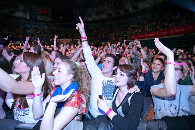 Zagreb, 220410.
U sklopu velike turneje Toleranca tour 2010 i povodom izlaska novog albuma naziva “Toleranca” Zlatan Stipisic Gibonni veceras je u KC Drazen Petrovic odrzao prvi od 2 predvidjena zagrebacka koncerta.
Na slici: publika.
Foto: Neja Markicevi