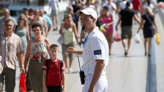18.07.2013., Zadar – Prometna jedinica mladezi, mladi zadarski bobiji kako im tepaju gradjani uvelike pridonose olaksanom kretanju automobila kroz grad. Bez njih vecina raskrizja te ulice blize centru grada bile bi zagusene zbog prometnih cepova. Velika 18.07.2013., Zadar – Prometna jedinica mladezi, mladi zadarski bobiji kako im tepaju gradjani uvelike pridonose olaksanom kretanju automobila kroz grad. Bez njih vecina raskrizja te ulice blize centru grada bile bi zagusene zbog prometnih cepova. Velika
