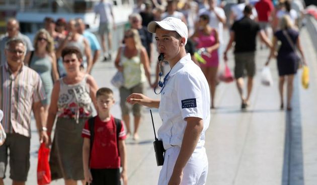 18.07.2013., Zadar – Prometna jedinica mladezi, mladi zadarski bobiji kako im tepaju gradjani uvelike pridonose olaksanom kretanju automobila kroz grad. Bez njih vecina raskrizja te ulice blize centru grada bile bi zagusene zbog prometnih cepova. Velika