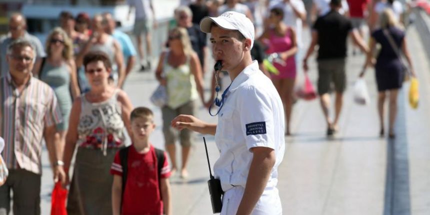 18.07.2013., Zadar – Prometna jedinica mladezi, mladi zadarski bobiji kako im tepaju gradjani uvelike pridonose olaksanom kretanju automobila kroz grad. Bez njih vecina raskrizja te ulice blize centru grada bile bi zagusene zbog prometnih cepova. Velika 18.07.2013., Zadar – Prometna jedinica mladezi, mladi zadarski bobiji kako im tepaju gradjani uvelike pridonose olaksanom kretanju automobila kroz grad. Bez njih vecina raskrizja te ulice blize centru grada bile bi zagusene zbog prometnih cepova. Velika