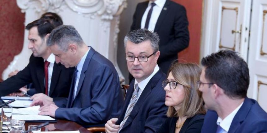 U Banskim dvorima odrzana je prva sjednica Vlade Tihomira Oreskovica. Na pocetku su ministri podnijeli izvjesca o preuzimanju ministarstva, a nakon toga je donesen niz uredbi o ogranizaciji i funkcioniranju Vlade RH. Miro Kovac, Tomislav Karamarko, Tihom
