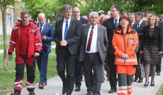 U sklopu obiljezavanja Nacionalnog dana hitne medicinske sluzbe u sredistu Karlovca gradjanima se predstavili timovi svih Hrvatskih hitnih sluzbi. Obiljezavanju je nazocio i ministar zdravstva Milan Kujundzic koji je obisao timove i s gradjanima pogledao