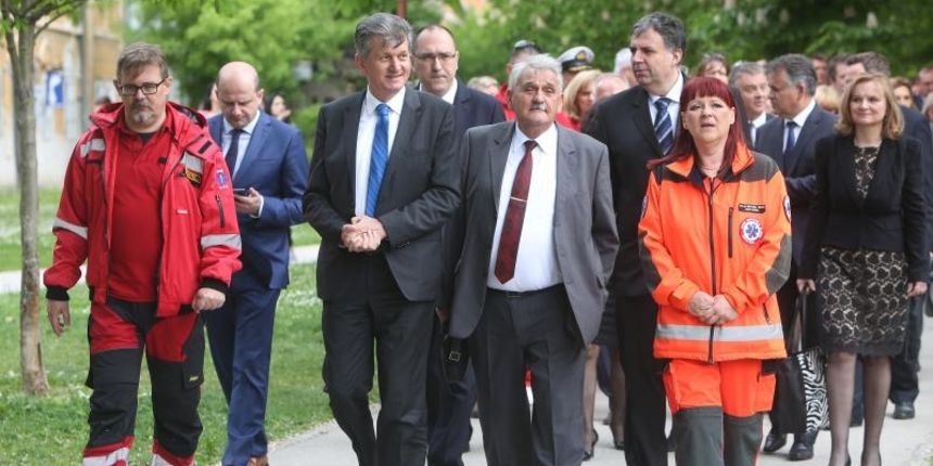 U sklopu obiljezavanja Nacionalnog dana hitne medicinske sluzbe u sredistu Karlovca gradjanima se predstavili timovi svih Hrvatskih hitnih sluzbi. Obiljezavanju je nazocio i ministar zdravstva Milan Kujundzic koji je obisao timove i s gradjanima pogledao