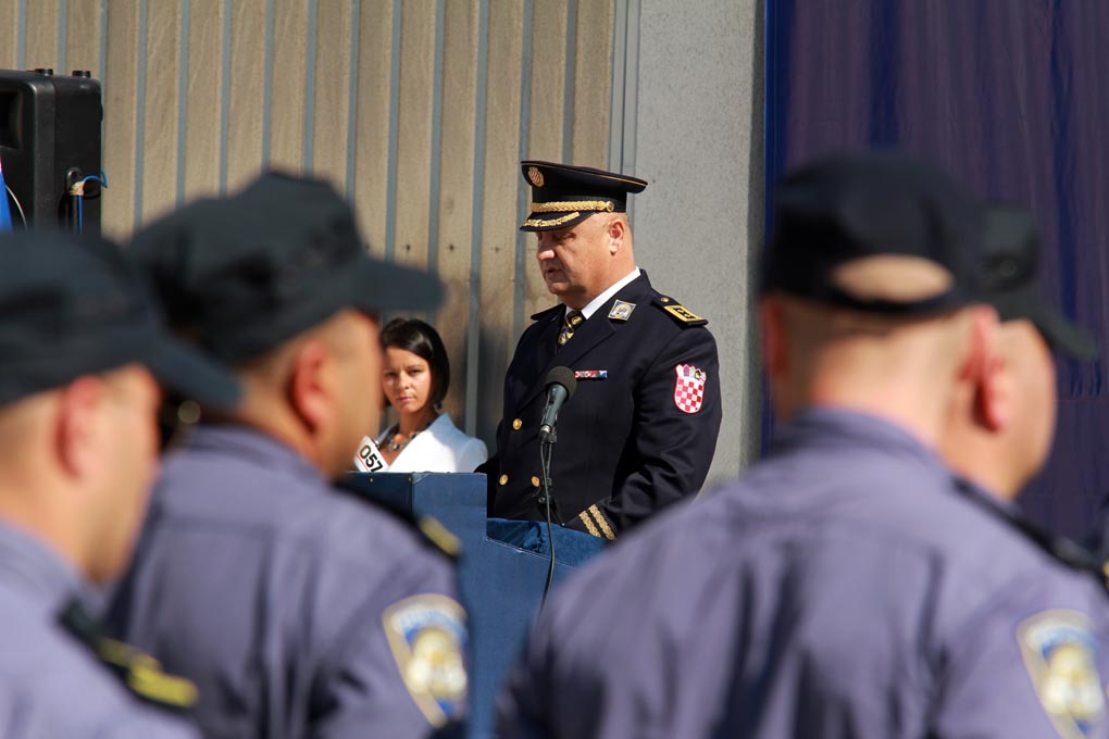 U prigodi Dana hrvatske policije i njihovog zaštitnika Sv.Mihovila danas je u PU Zadarskoj održana prigodna svečanost.U nastavku svečanosti, pokaznu vježbu samoobrane izveli su pripadnici interventne jedinice PU Zadarske te su podijeljena priznanja nagrađ U prigodi Dana hrvatske policije i njihovog zaštitnika Sv.Mihovila danas je u PU Zadarskoj održana prigodna svečanost.U nastavku svečanosti, pokaznu vježbu samoobrane izveli su pripadnici interventne jedinice PU Zadarske te su podijeljena priznanja nagrađ