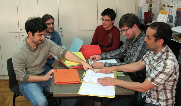 Mladi tim s Fakulteta elektrotehnike i racunarstva koji radi na projektu