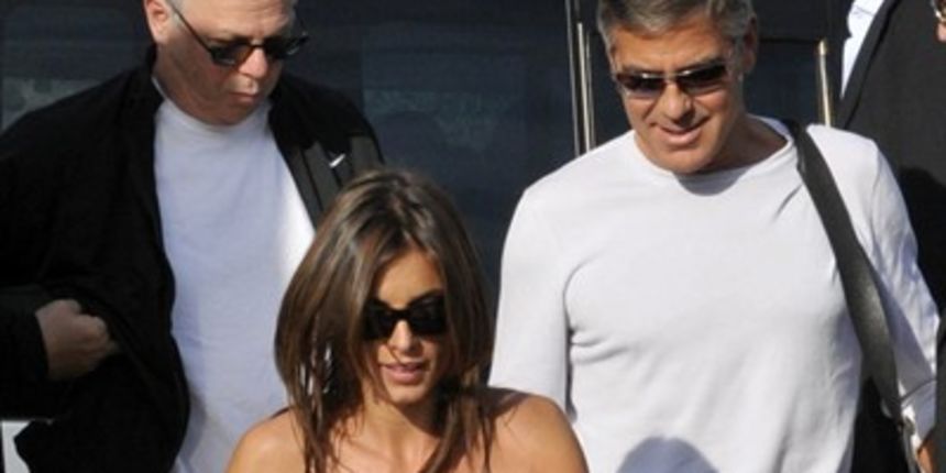 George Clooney uživa na filmskom festivalu u Veneciji u društvu djevojke, atraktivne Talijanke Elisabette Canalis (Foto: Reuters) George Clooney uživa na filmskom festivalu u Veneciji u društvu djevojke, atraktivne Talijanke Elisabette Canalis (Foto: Reuters)
