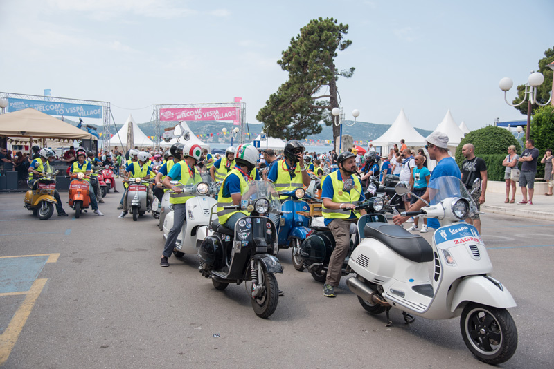 Spektakularni defile vespaša, foto: Vinko Pešić Spektakularni defile vespaša, foto: Vinko Pešić