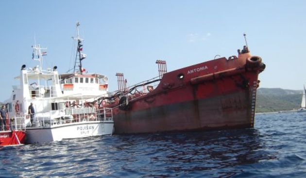 Nasukani tanker “Antonia” kod Hvara (Foto: mmpi.hr)