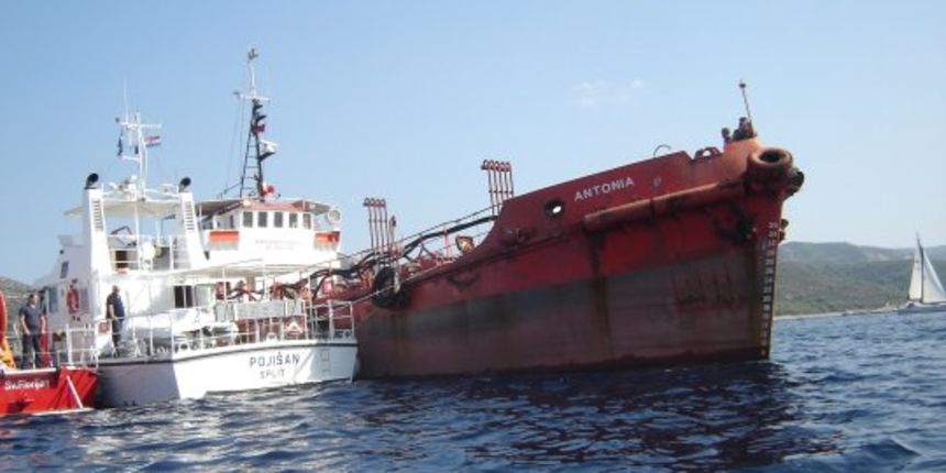 Nasukani tanker “Antonia” kod Hvara (Foto: mmpi.hr) Nasukani tanker “Antonia” kod Hvara (Foto: mmpi.hr)