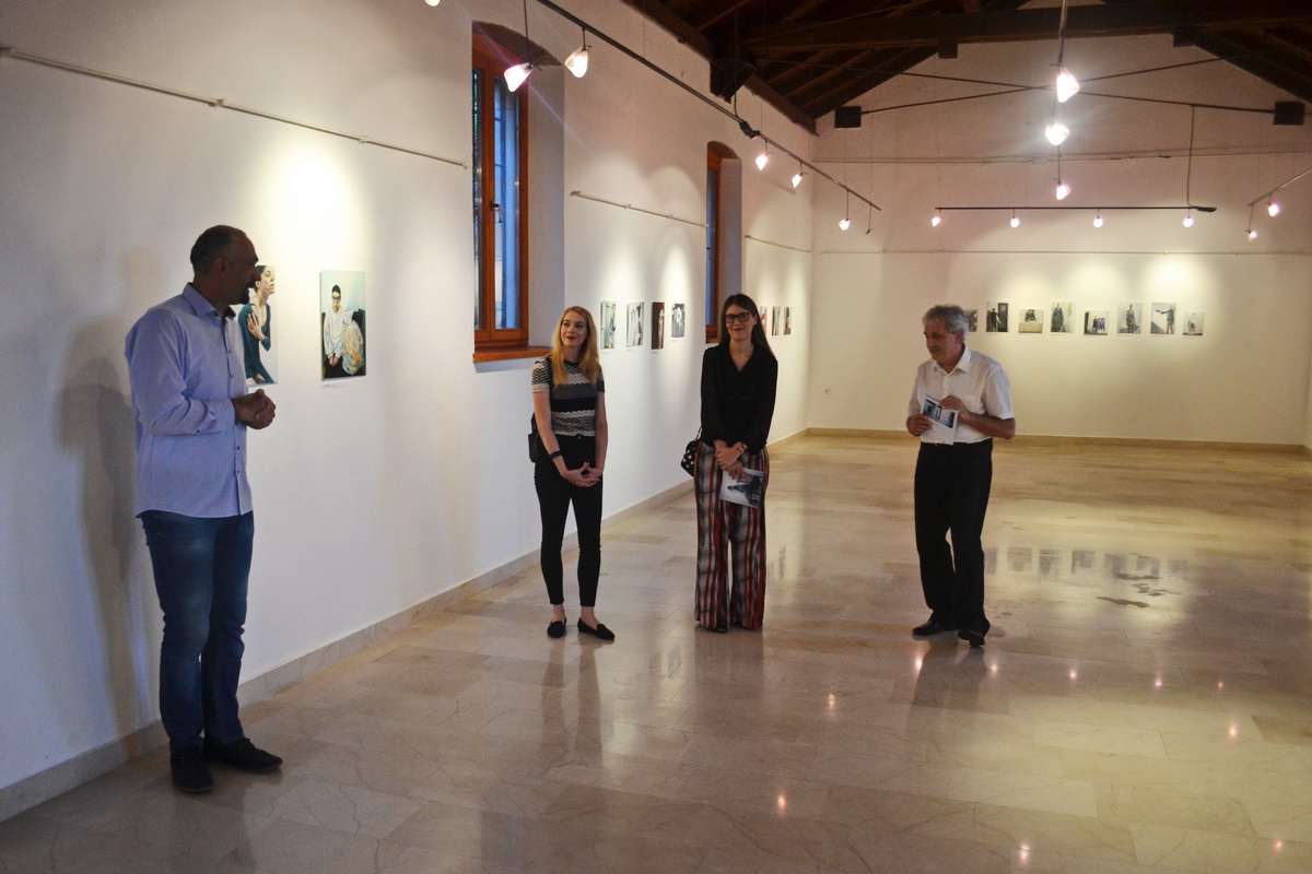 U galeriji Kninskog muzeja otvorena izložba slika “Autoportreti” Marine Ćorić