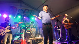 Zvuci klapske pjesme, riba na mnoštvo načina, sretna lica posjetitelja slika su ribljeg dana na prvom Jarun Piknik festivalu. Tomislav Bralić i klapa Intrade, Marijan Ban i Diktatori u Zagreb su donijeli dašak svježeg morskog zraka.