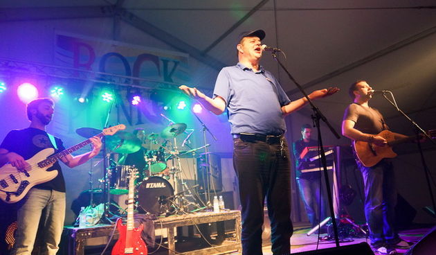 Zvuci klapske pjesme, riba na mnoštvo načina, sretna lica posjetitelja slika su ribljeg dana na prvom Jarun Piknik festivalu. Tomislav Bralić i klapa Intrade, Marijan Ban i Diktatori u Zagreb su donijeli dašak svježeg morskog zraka.