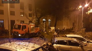 Jak vjetar srušio stablo na parkirane automobile kod OŠ Petar Preradović na Poluotoku