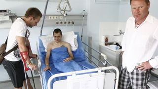 Split, 050611.
Na Odjelu neurokirurgije KBC-a Split nogometasa Dragu Gabrica , koji je stradao u teskoj prometnoj nesreci koja se dogodila 23. svibnja, posjetio je nogometas Ivan Rakitic. Na fotografiji: Ivan Rakitic, Drago i Tonci Gabric.
Foto: Vladimir Split, 050611.
Na Odjelu neurokirurgije KBC-a Split nogometasa Dragu Gabrica , koji je stradao u teskoj prometnoj nesreci koja se dogodila 23. svibnja, posjetio je nogometas Ivan Rakitic. Na fotografiji: Ivan Rakitic, Drago i Tonci Gabric.
Foto: Vladimir