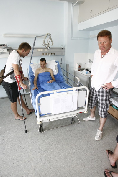 Split, 050611.
Na Odjelu neurokirurgije KBC-a Split nogometasa Dragu Gabrica , koji je stradao u teskoj prometnoj nesreci koja se dogodila 23. svibnja, posjetio je nogometas Ivan Rakitic. Na fotografiji: Ivan Rakitic, Drago i Tonci Gabric.
Foto: Vladimir Split, 050611.
Na Odjelu neurokirurgije KBC-a Split nogometasa Dragu Gabrica , koji je stradao u teskoj prometnoj nesreci koja se dogodila 23. svibnja, posjetio je nogometas Ivan Rakitic. Na fotografiji: Ivan Rakitic, Drago i Tonci Gabric.
Foto: Vladimir