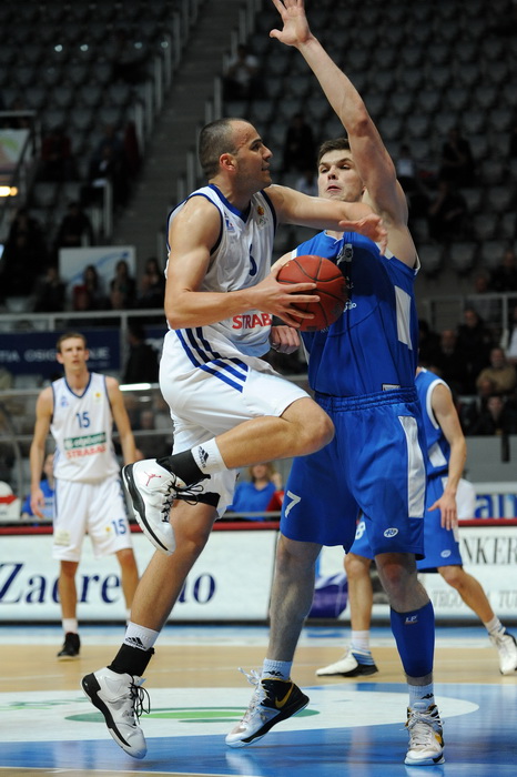 Zadar, 130413.
Dvorana Kresimira Cosica.
5. kolo A1 kosarkaske lige za prvaka izmedju KK Zadar i KK Kvarner.
Na fotografiji: detalj s utakmice; Ivanov (bijeli), Radic (plavi).
Foto: Luka Gerlanc / CROPIX Zadar, 130413.
Dvorana Kresimira Cosica.
5. kolo A1 kosarkaske lige za prvaka izmedju KK Zadar i KK Kvarner.
Na fotografiji: detalj s utakmice; Ivanov (bijeli), Radic (plavi).
Foto: Luka Gerlanc / CROPIX