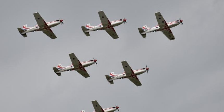 Zemunik – Akrobatska grupa Hrvatskog ratnog zrakoplovstva Krila Oluje prezentirala je jutros svoj novi letacki program u Zacnoj bazi Zemunik. Photo: Dino Stanin/PIXSELL Autor Dino Stanin/PIXSELL Ključne riječi aerodrom, luka, Zemunik, krila, piloti, HRZ Zemunik – Akrobatska grupa Hrvatskog ratnog zrakoplovstva Krila Oluje prezentirala je jutros svoj novi letacki program u Zacnoj bazi Zemunik. Photo: Dino Stanin/PIXSELL Autor Dino Stanin/PIXSELL Ključne riječi aerodrom, luka, Zemunik, krila, piloti, HRZ