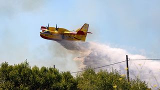Veliki požar kod Smokovića zahvatio i parkirane automobile