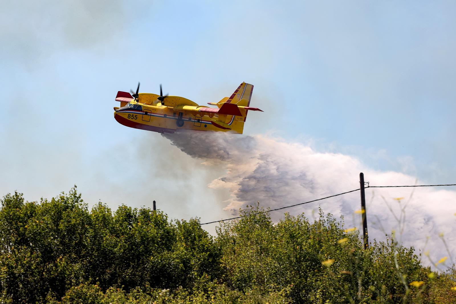 Veliki požar kod Smokovića zahvatio i parkirane automobile
