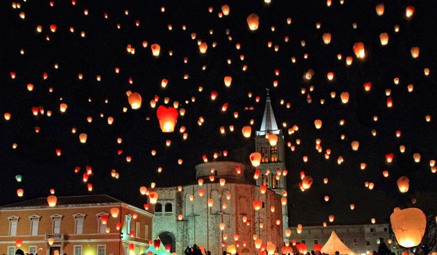 Više od 2200 ljubavnih lampiona obasjalo vedru zadarsku noć, foto: Leo Banić