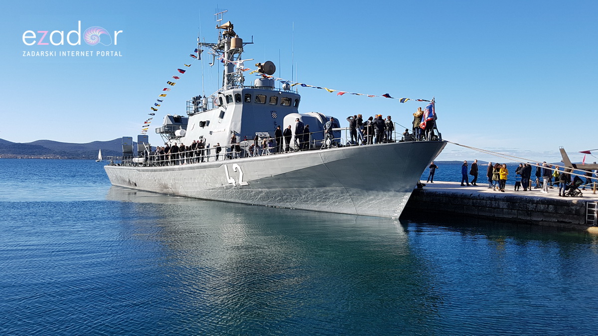 Izložba vojne opreme, oružja i vozila na zadarskoj rivi i spuštanje 25-metarske zastave s kampanela sv. Stošije