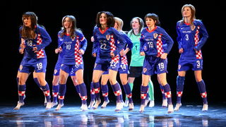 Zagreb, 240110.
U zagrebackom HNK veceras je premijerno izvedena predstava Srce moje kuca za nju. Montaz stroj i Plesni centar Tala inscenirali su legendarnu nogometnu utakmicu Hrvatske protiv Engleske iz 2007. g. kada je Hrvatska pobijedila na Wembley st