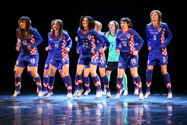 Zagreb, 240110.
U zagrebackom HNK veceras je premijerno izvedena predstava Srce moje kuca za nju. Montaz stroj i Plesni centar Tala inscenirali su legendarnu nogometnu utakmicu Hrvatske protiv Engleske iz 2007. g. kada je Hrvatska pobijedila na Wembley st