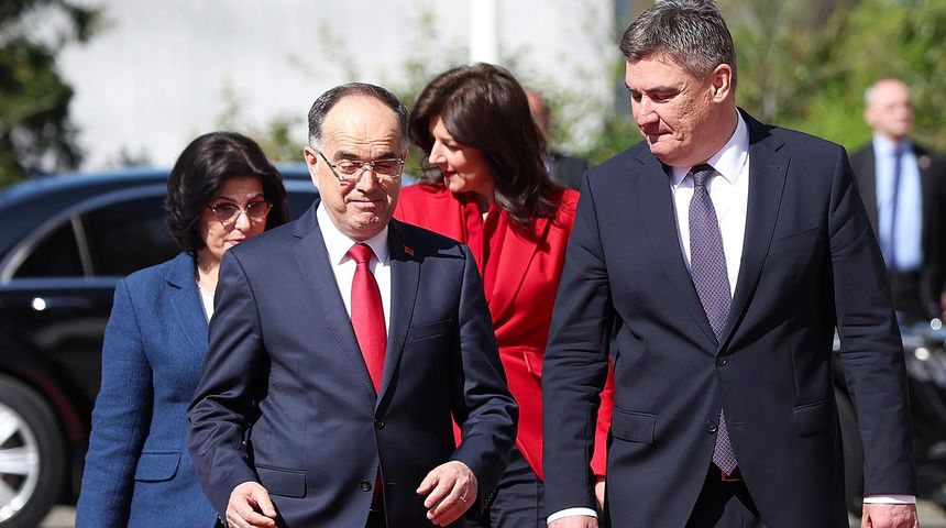 Zagreb: Predsjednik Albanije Bajram Begaj stigao u dvodnevni državni posjet Hrvatskoj, dočekao ga je predsjednik Milanović Zagreb: Predsjednik Albanije Bajram Begaj stigao u dvodnevni državni posjet Hrvatskoj, dočekao ga je predsjednik Milanović