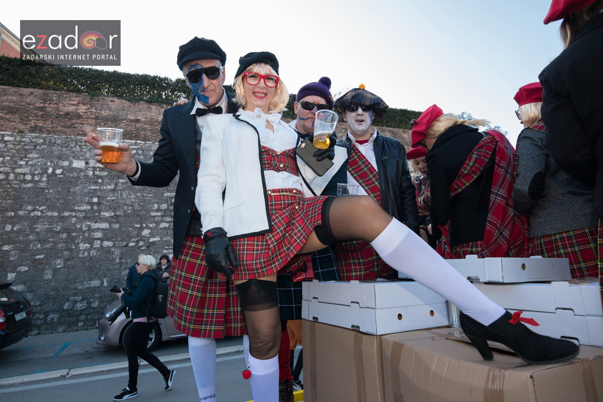 Zadarski karneval 2018: Povorka maškaranih skupina od Gradskih vrata preko Foruma do Narodnog trga Zadarski karneval 2018: Povorka maškaranih skupina od Gradskih vrata preko Foruma do Narodnog trga