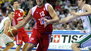 Katowice, 180909.
Dvorana Sport Arena Spodek.
Europsko prvenstvo u kosarci u Poljskoj, cetvrtfinale izmedju Slovenije i Hrvatske.
Na slici: Kresimir Loncar i Erazem Lorbek.
Foto: Drago Sopta  / CROPIX