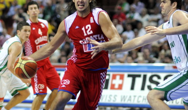 Katowice, 180909.
Dvorana Sport Arena Spodek.
Europsko prvenstvo u kosarci u Poljskoj, cetvrtfinale izmedju Slovenije i Hrvatske.
Na slici: Kresimir Loncar i Erazem Lorbek.
Foto: Drago Sopta  / CROPIX