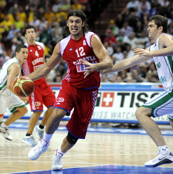 Katowice, 180909.
Dvorana Sport Arena Spodek.
Europsko prvenstvo u kosarci u Poljskoj, cetvrtfinale izmedju Slovenije i Hrvatske.
Na slici: Kresimir Loncar i Erazem Lorbek.
Foto: Drago Sopta  / CROPIX