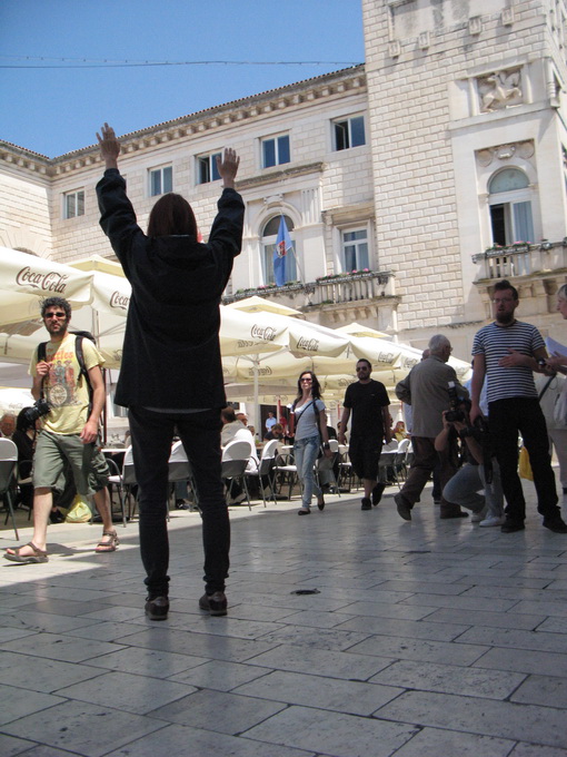 Performans Selme Banich na Narodnom trgu, foto: L. Banić