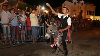 U Tribunju su održane 49. po redu magareće trke na kojima je sudjelovalo 12 jahača, a pobjedu je odnio Roko Popov na magarcu Renault 4. Photo: Duško Jaramaz/PIXSELL U Tribunju su održane 49. po redu magareće trke na kojima je sudjelovalo 12 jahača, a pobjedu je odnio Roko Popov na magarcu Renault 4. Photo: Duško Jaramaz/PIXSELL