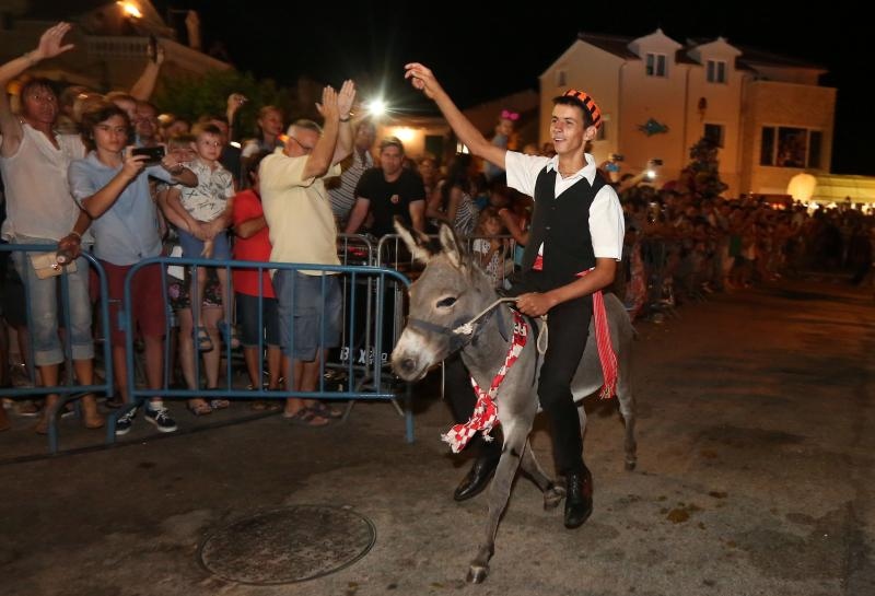 U Tribunju su održane 49. po redu magareće trke na kojima je sudjelovalo 12 jahača, a pobjedu je odnio Roko Popov na magarcu Renault 4. Photo: Duško Jaramaz/PIXSELL U Tribunju su održane 49. po redu magareće trke na kojima je sudjelovalo 12 jahača, a pobjedu je odnio Roko Popov na magarcu Renault 4. Photo: Duško Jaramaz/PIXSELL