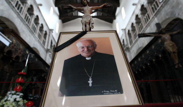 Zadar, 250110. Nocas je u Zagrebu iznenada preminuo zadarski nadbiskup mons. Ivan Prendja u 71. godini zivota. Na slici: nadbiskupova slika ispred oltara u crkvi sv. Stosije. Foto: Vladimir Ivanov / CROPIX