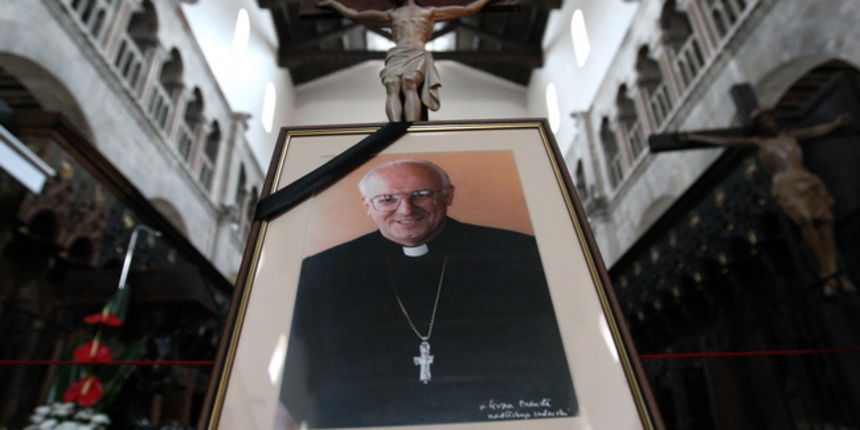 Zadar, 250110. Nocas je u Zagrebu iznenada preminuo zadarski nadbiskup mons. Ivan Prendja u 71. godini zivota. Na slici: nadbiskupova slika ispred oltara u crkvi sv. Stosije. Foto: Vladimir Ivanov / CROPIX