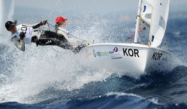 Zadar, 140711.
ISAF svjetsko juniorsko prvenstvo
Zadar 2011, 07.-15. srpanj 2011.
Osmi je dan svjetskog prvenstva u jedrenju koje se odrzava u organizaciji  jedrlicarskog kluba Uskok.  Danasnji dan obiljezio je jak vjetar s juga sto je napokon omogucilo j