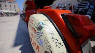 Vespaši izložili “ljubimce” ispred crkve sv. Donata, foto: Filip Brala/PIXSELL Vespaši izložili “ljubimce” ispred crkve sv. Donata, foto: Filip Brala/PIXSELL