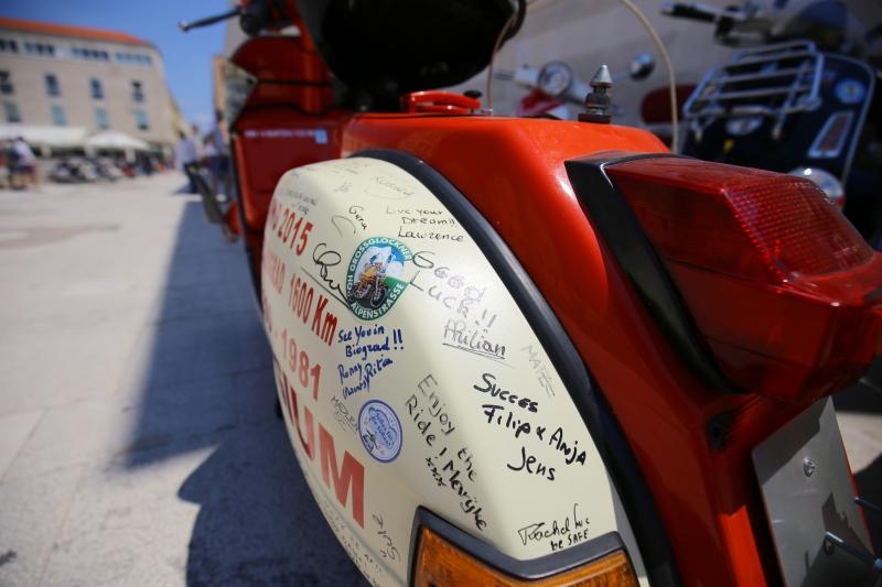 Vespaši izložili “ljubimce” ispred crkve sv. Donata, foto: Filip Brala/PIXSELL Vespaši izložili “ljubimce” ispred crkve sv. Donata, foto: Filip Brala/PIXSELL