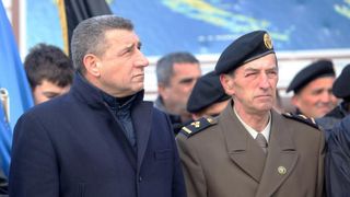 Zadar – Povodom obiljezavanja 21. obljetnice vojno-redarstvene akcije Maslenica podignut je spomenik u obliku kriza visok 4 metra na sjevernoj strani starog maslenickog mosta. Svecanosti su prisustvovali general Ante Gotovina, gradonacelnik Bozidar Kalmet