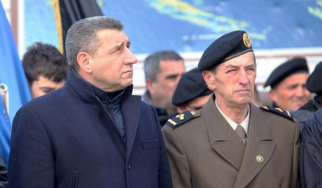 Zadar – Povodom obiljezavanja 21. obljetnice vojno-redarstvene akcije Maslenica podignut je spomenik u obliku kriza visok 4 metra na sjevernoj strani starog maslenickog mosta. Svecanosti su prisustvovali general Ante Gotovina, gradonacelnik Bozidar Kalmet