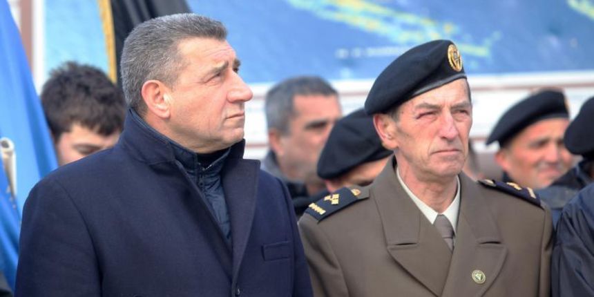 Zadar – Povodom obiljezavanja 21. obljetnice vojno-redarstvene akcije Maslenica podignut je spomenik u obliku kriza visok 4 metra na sjevernoj strani starog maslenickog mosta. Svecanosti su prisustvovali general Ante Gotovina, gradonacelnik Bozidar Kalmet Zadar – Povodom obiljezavanja 21. obljetnice vojno-redarstvene akcije Maslenica podignut je spomenik u obliku kriza visok 4 metra na sjevernoj strani starog maslenickog mosta. Svecanosti su prisustvovali general Ante Gotovina, gradonacelnik Bozidar Kalmet