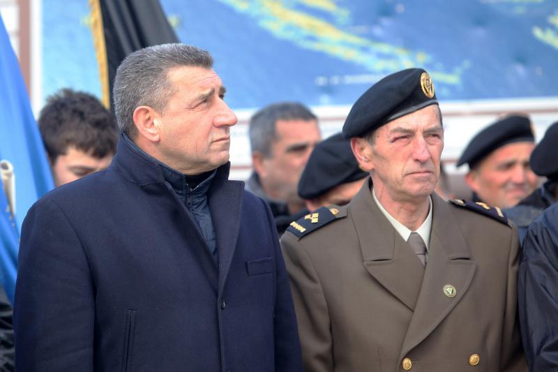 Zadar – Povodom obiljezavanja 21. obljetnice vojno-redarstvene akcije Maslenica podignut je spomenik u obliku kriza visok 4 metra na sjevernoj strani starog maslenickog mosta. Svecanosti su prisustvovali general Ante Gotovina, gradonacelnik Bozidar Kalmet