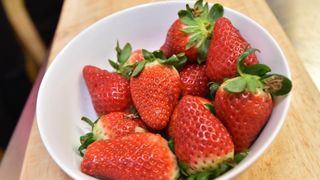 Zadar – Na prezentaciji u Impact centru Kuhar Renato Kraljev pripremao je zajedno s ucenicima tri slana i tri slatka jela s jagodama. Projektom se zeli povecati interes za uzgoj i konzumaciju jagoda u Zadarskoj zupaniji. Photo: Dino Stanin/PIXSELL Autor